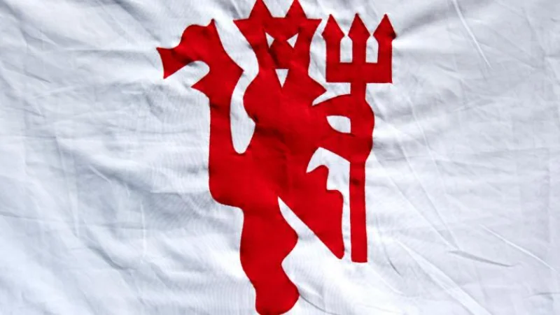 Red Devils là biểu tượng xuất hiện trong cờ của Manchester United