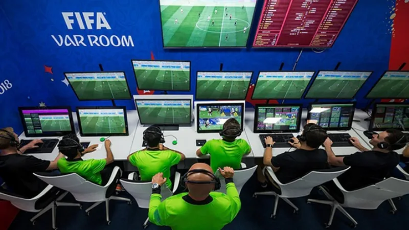 Công nghệ VAR giúp ích trong các trận bóng đá